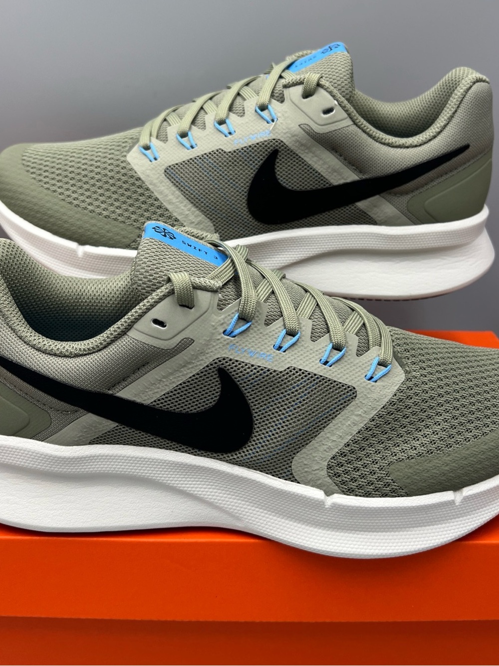 Nike Swift 3 Road Running Shoes, Silver Sage. Mens Sz 8, Womens 9.5. DR2695-300